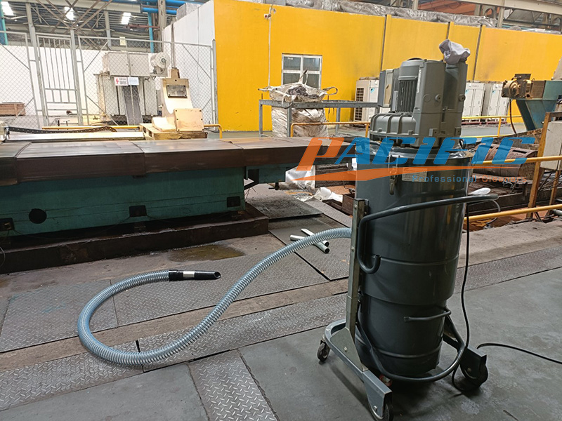 Máy hút bụi công nghiệp Delfin dùng hút dầu trên các máy gia công cơ khí