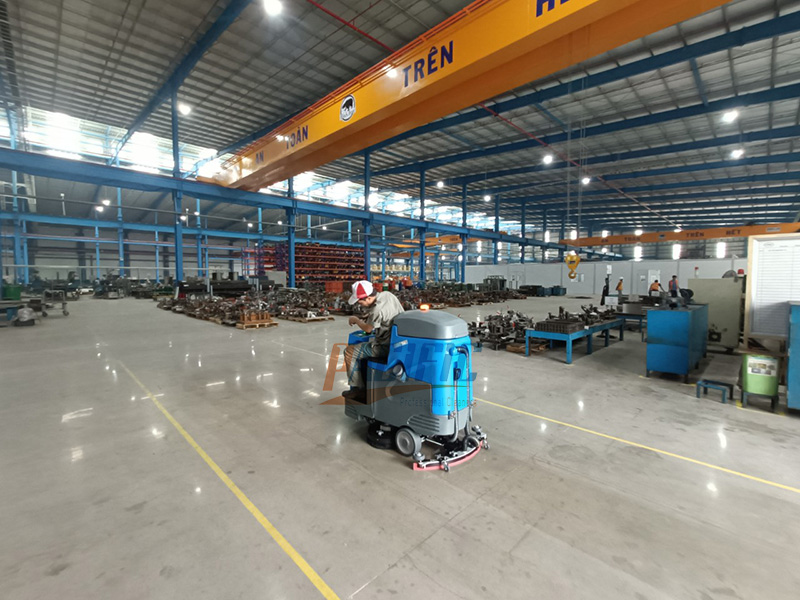 Máy lau sàn công nghiệp ngồi lái Grammy dùng vệ sinh làm sạch cho nhà máy gia công cơ khí tại Đồng Nai