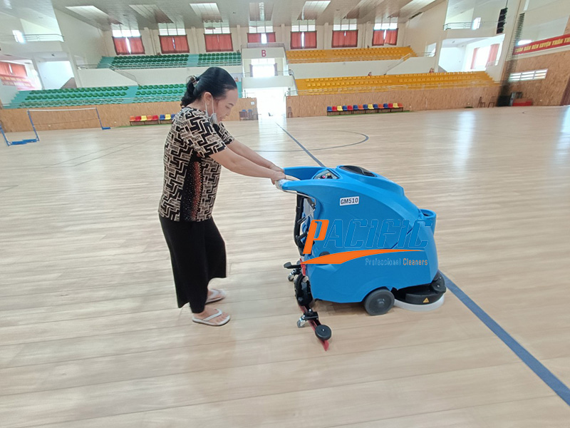 Máy lau sàn công nghiệp Grammy dùng vệ sinh sàn nhà thi đấu thể thao