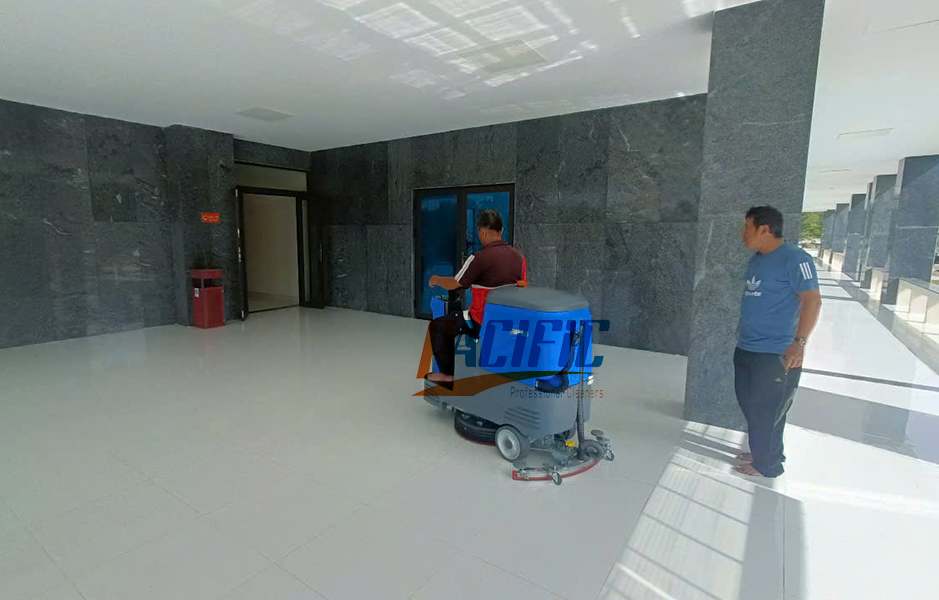 Xe lau sàn công nghiệp ngồi lái Grammy dùng cho Tòa nhà văn phòng